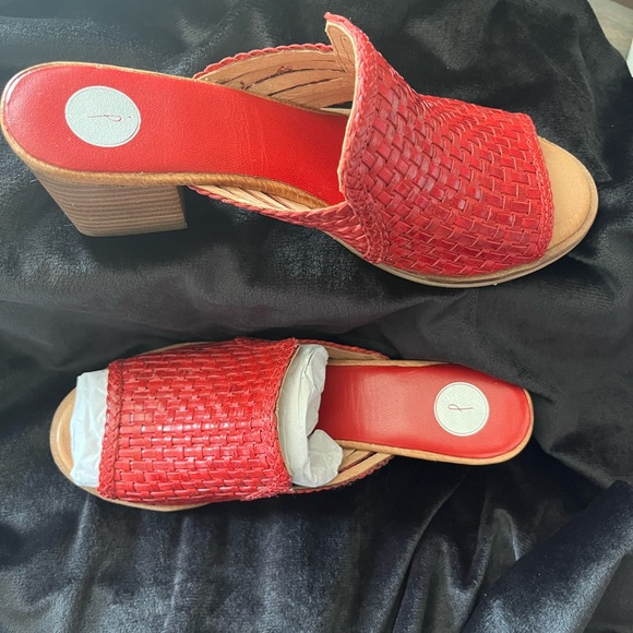 WOMEN’S SZ 7 1/2     7.5  RED HEELS MULES SLIP ON SHOES. NEW IN BOX - Picture 3 of 5